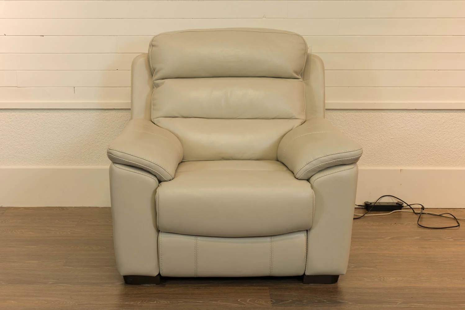Fauteuil Inclinable - VENTE FINALE - MODÈLE DE PLANCHER ST-HYACINTHE - VENDU TEL QUEL - Image 2