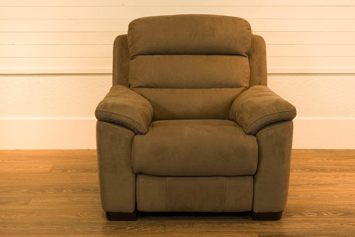 Fauteuil Inclinable - VENTE FINALE - MODÈLE DE PLANCHER ST-HYACINTHE - VENDU TEL QUEL - Image 2
