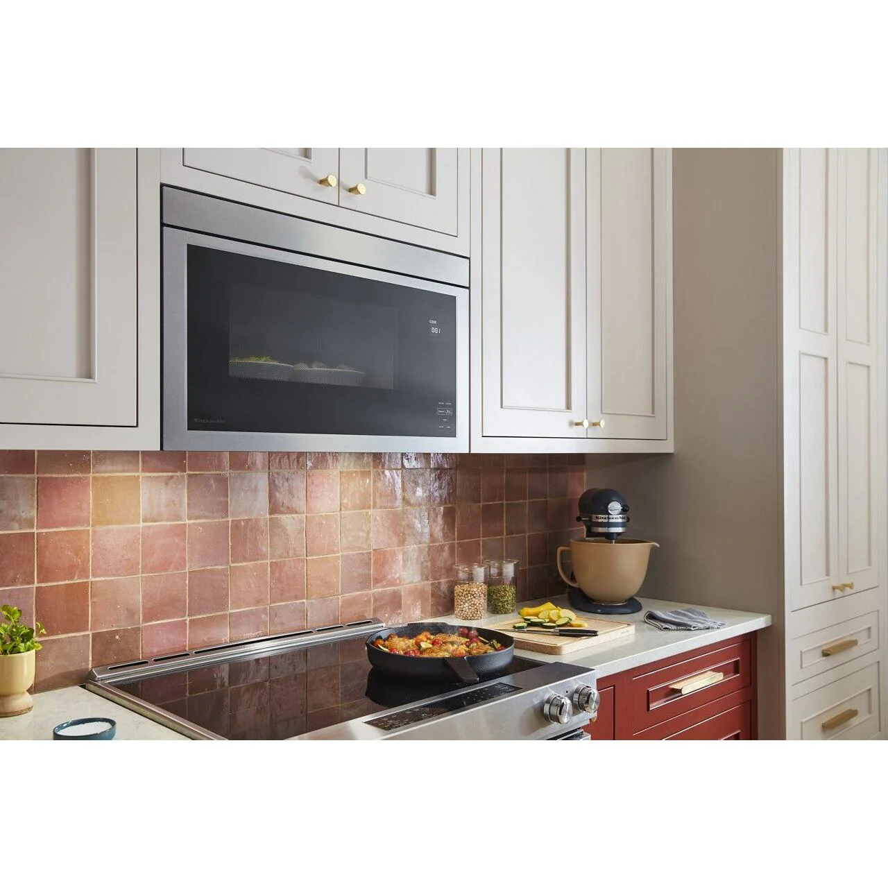 KitchenAid Four à micro-ondes à hotte intégrée de 30 po YKMMF330PPS - Image 12