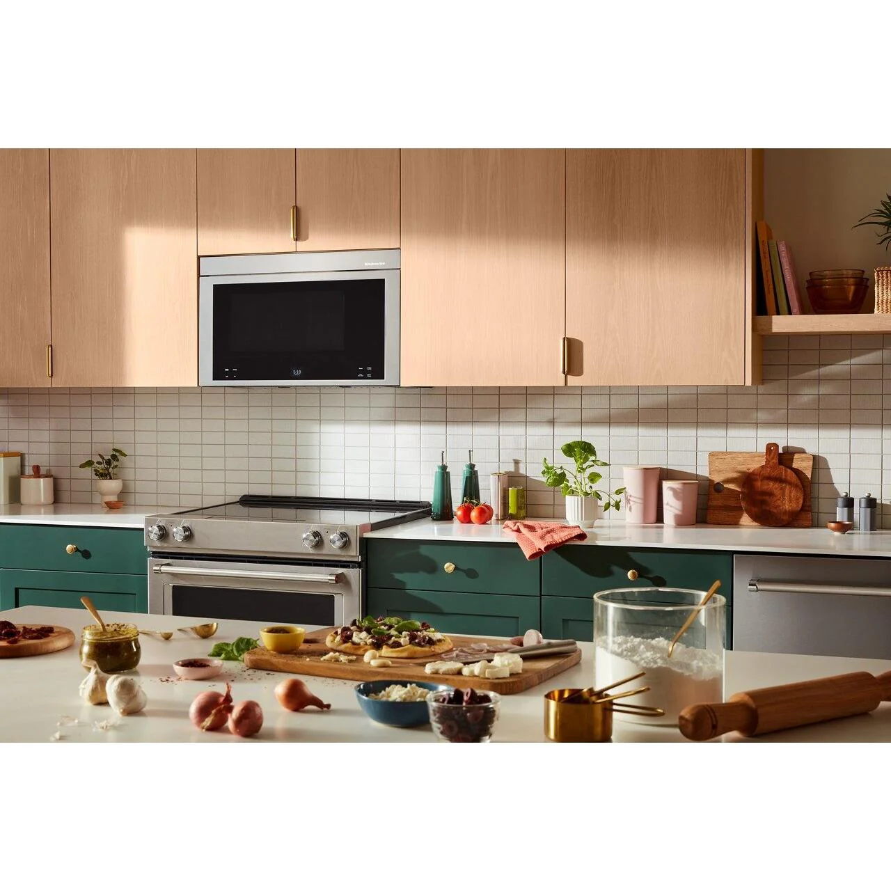 KitchenAid Four à micro-ondes à hotte intégrée de 30 pouces, 1,1 pi. cu. avec technologie Air Fry YKMMF730PPS - Image 4