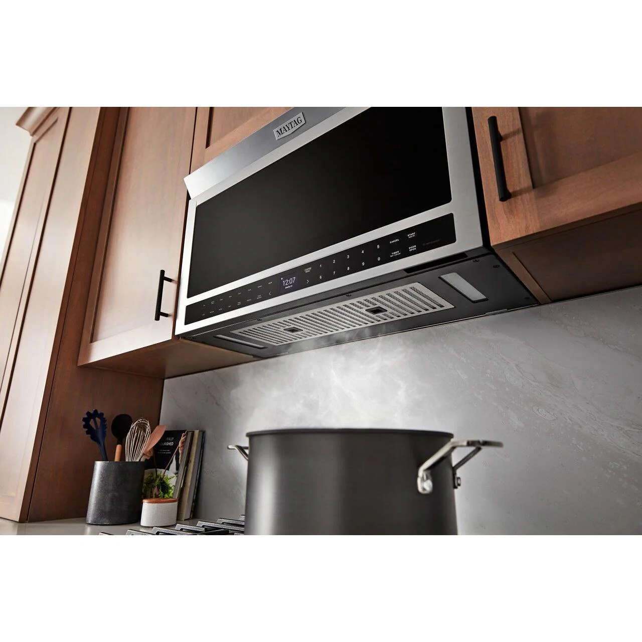 Maytag Four à micro-ondes-grilloir à hotte intégrée de 30 pouces, 1,1 pi. cu. YMMMF8030PZ - Image 5