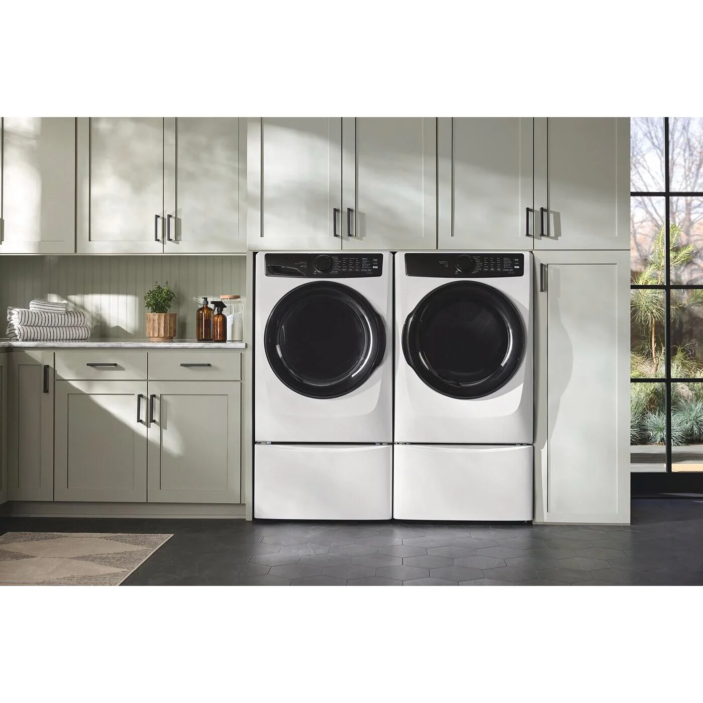 Electrolux Sécheuse électrique de 8,0 pi³ avec Balanced Dry™ ELFE773CMW - Image 8