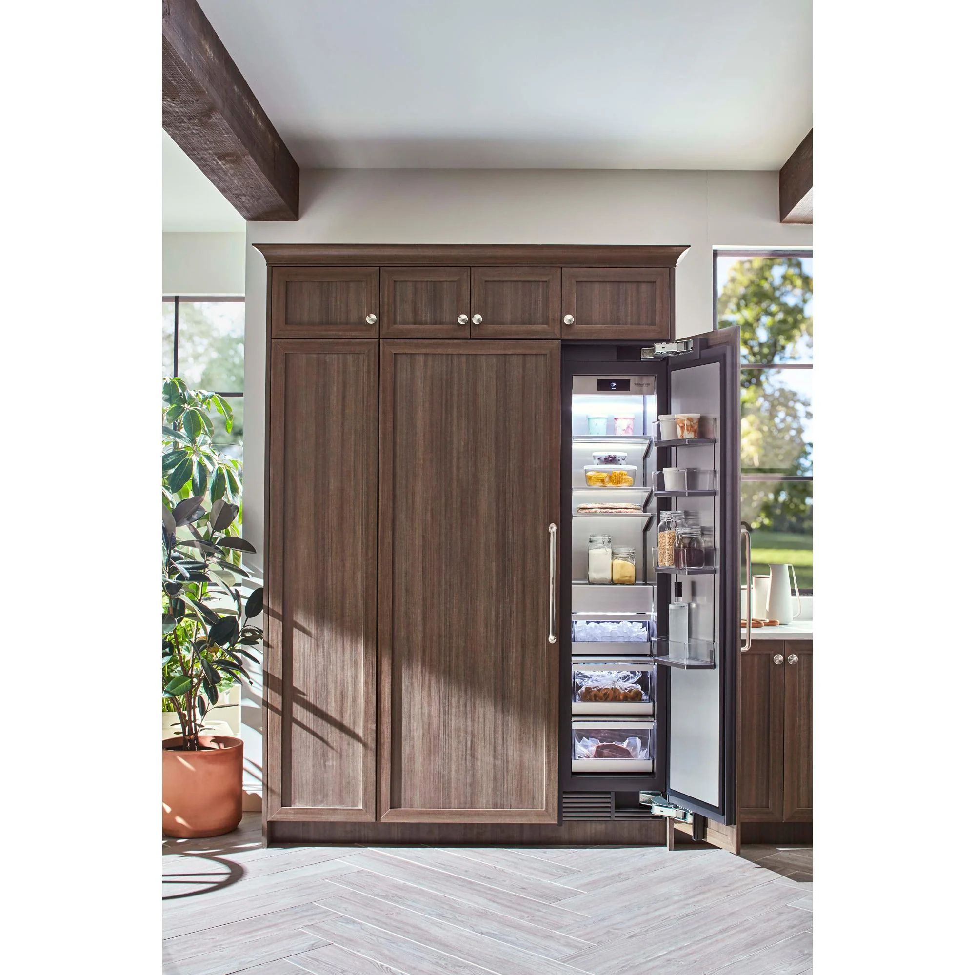 Signature Kitchen Suite Congélateur vertical de 9,6 pi.cu. avec commande SmartThinQ™ SKSCF1801P - Image 8