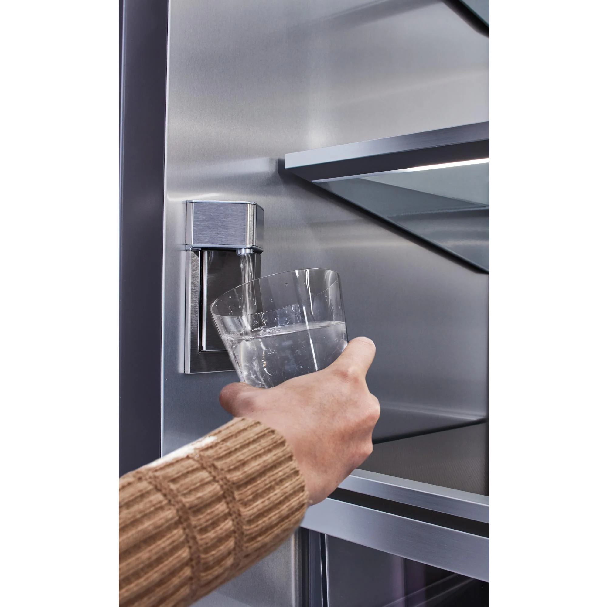 Signature Kitchen Suite Réfrigérateur quatre portes avec porte à deux battants de 36 po, 19,3 pi cu avec distributeur d'eau interne SKSFD3604P - Image 3