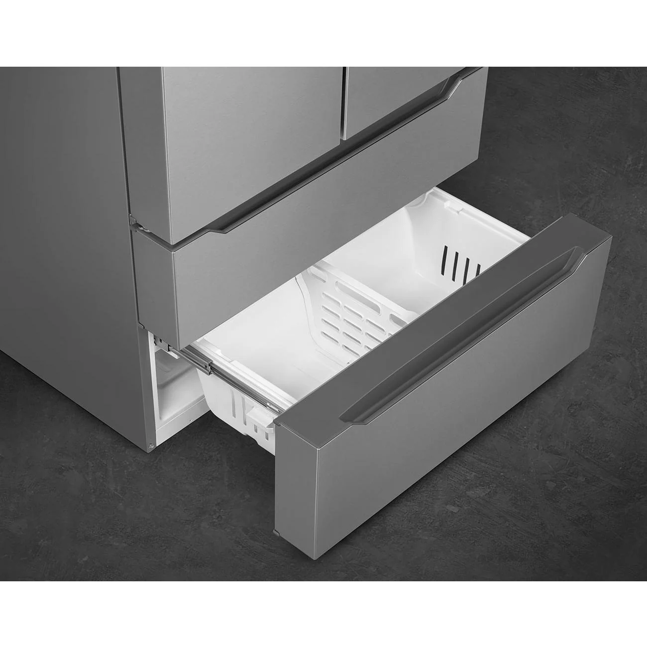 Smeg Réfrigérateur quatre portes avec porte à deux battants de 35 po, 22,46 pi cu, avec machine à glaçons FQ55UFX - Image 7