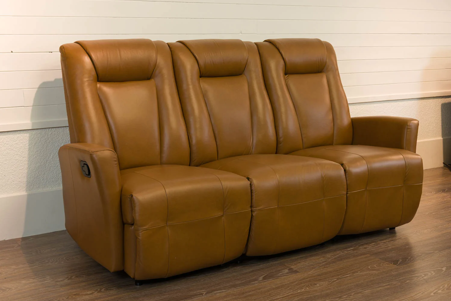 Sofa inclinable - VENTE FINALE - MODÈLE DE PLANCHER ST-HYACINTHE - VENDU TEL QUEL - Image 2