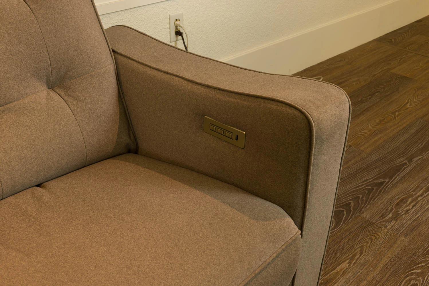 Sofa inclinable - VENTE FINALE - MODÈLE DE PLANCHER ST-HYACINTHE - VENDU TEL QUEL - Image 5