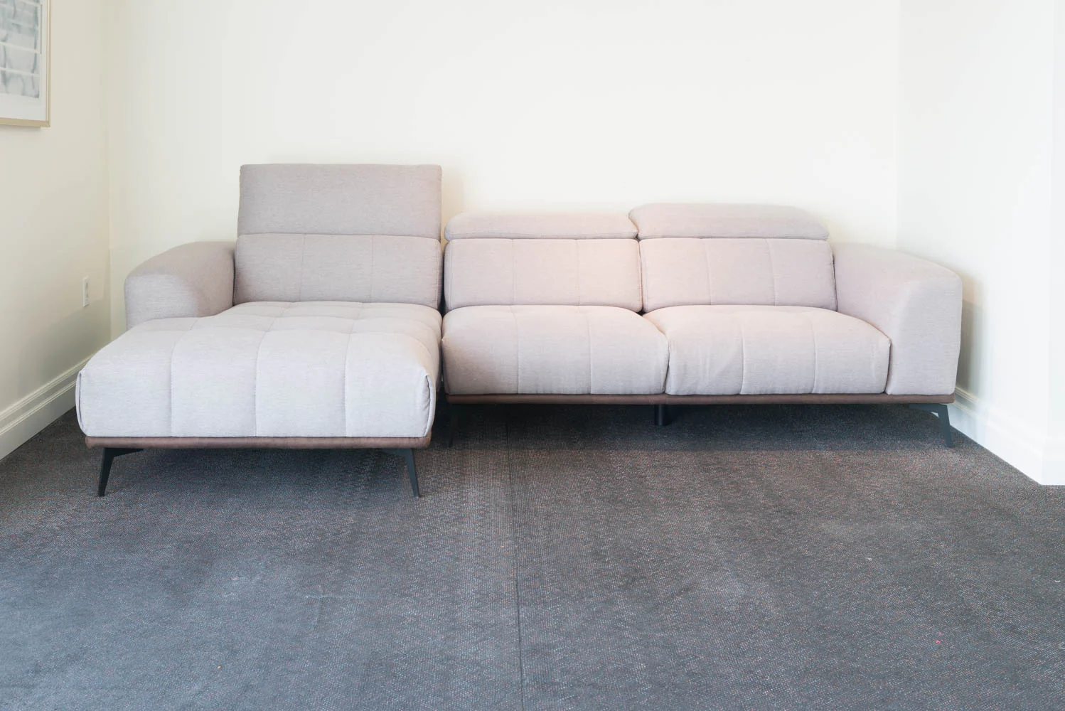 Sofa sectionnel - VENTE FINALE - MODÈLE DE PLANCHER ST-HYACINTHE - VENDU TEL QUEL - Image 2